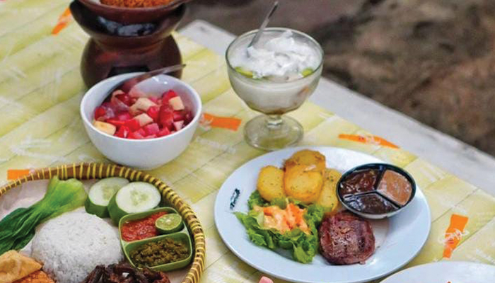 Salah satu menu makan di tenant Kampung Kuliner Klaten.