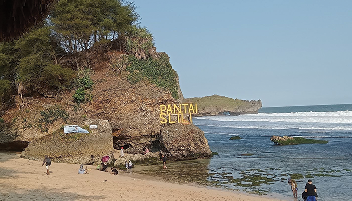 Keindahan Pantai Slili.
