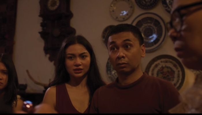 Kemesraan Ariel Tatum dan Raditya Dika dalam Film Catatan Harian Menantu Sinting.