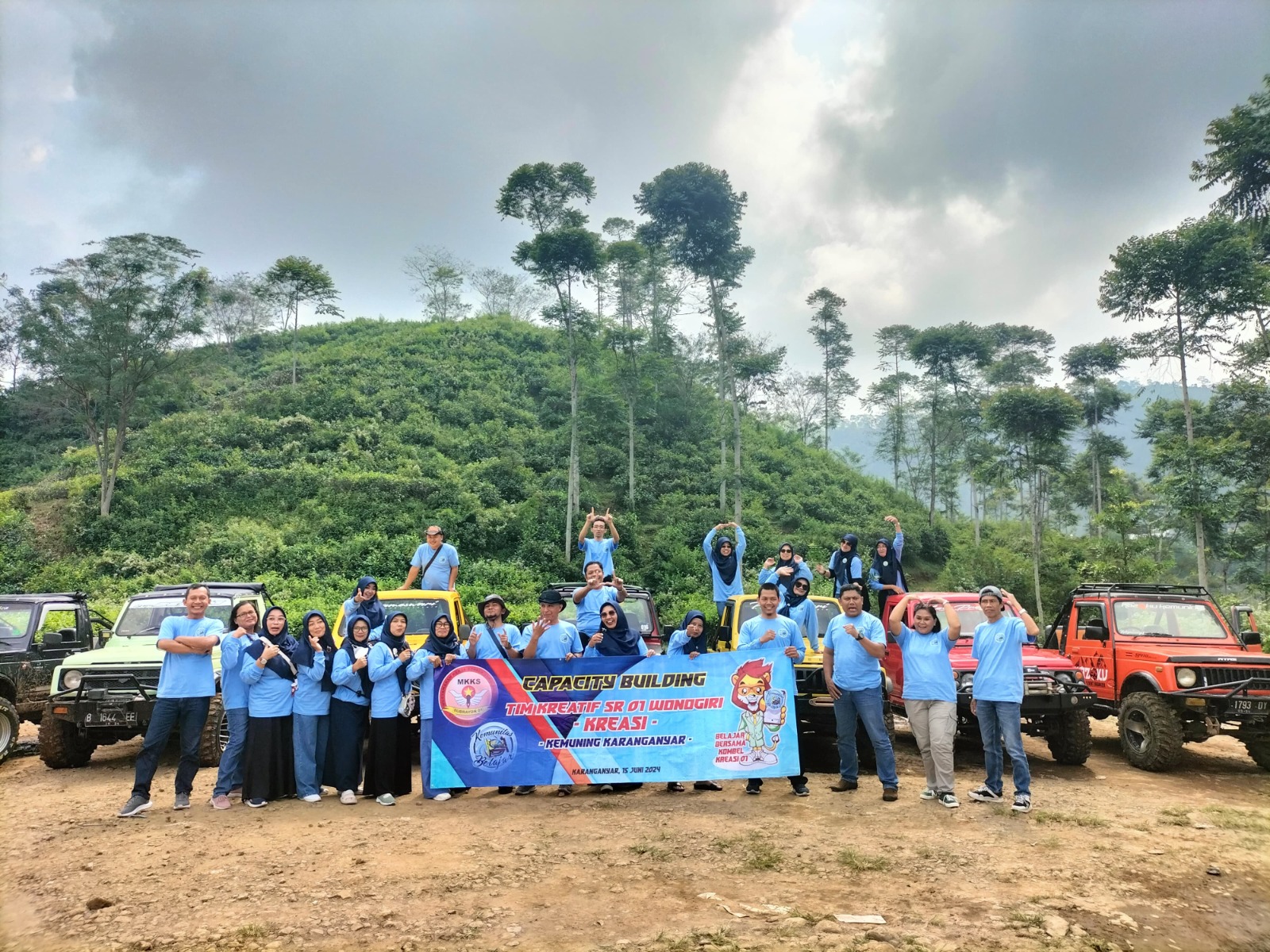 Capacity Building  Tim Kreasi dengan berkeliling Jeep di kawasan kebun teh Kemuning