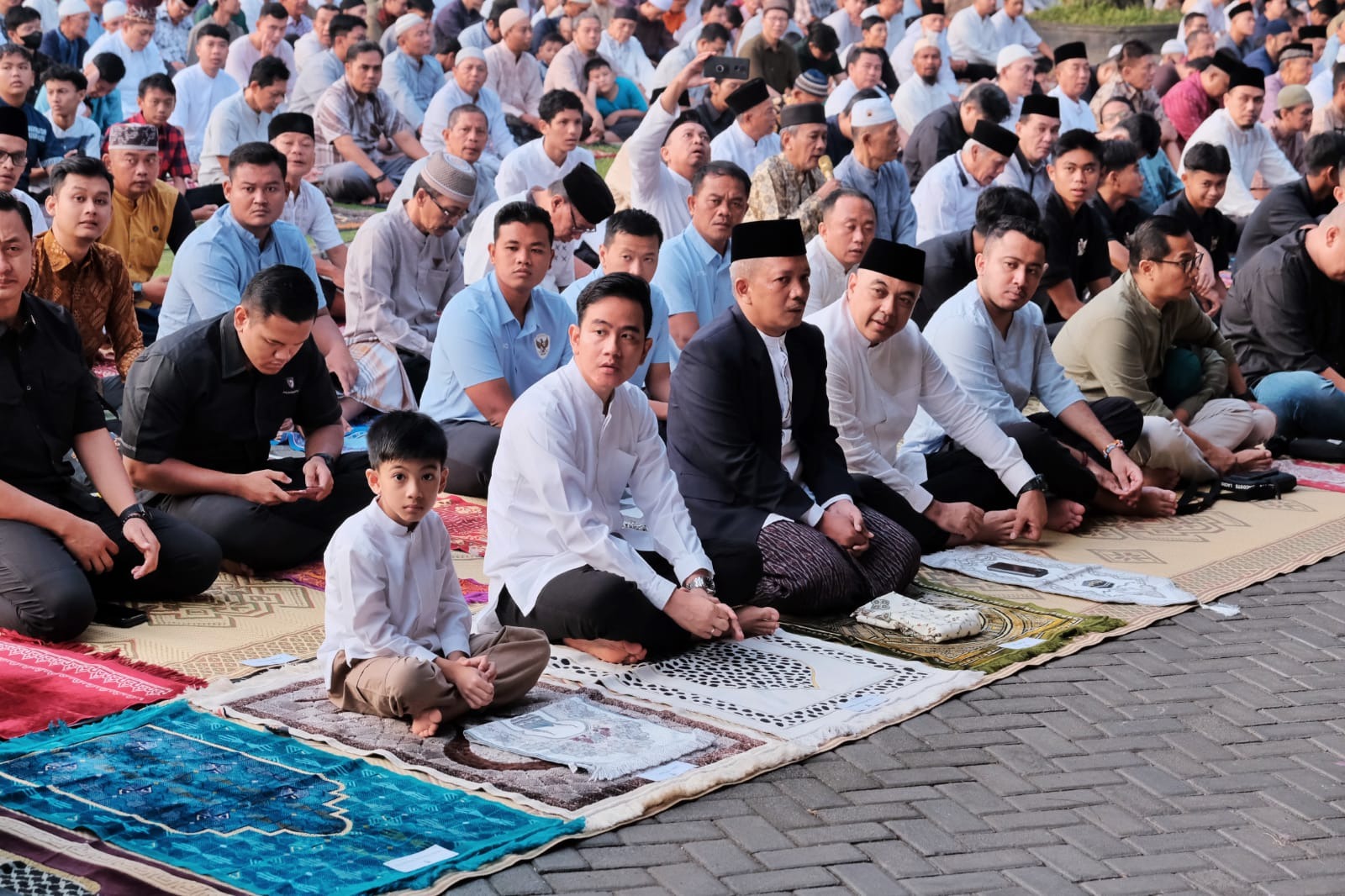 Kebersamaan Gibran dan Jan Ethes yang berbaur dengan Jamaah Sholat Idul Adha di Balai Kota Solo.