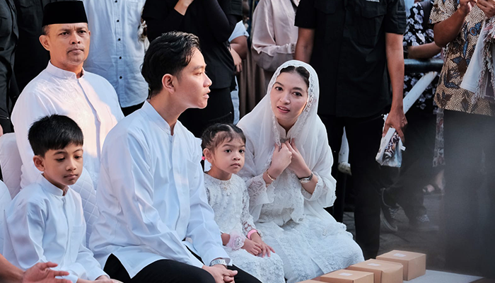Foto Gibran sekeluarga yang Sholat Idul Adha di Balai Kota Solo.