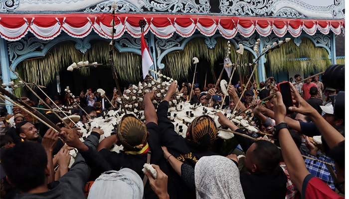 perayaan adat Hajad Dalem Grebeg Besar Keraton Kasunanan Surakarta, Selasa (18/6).