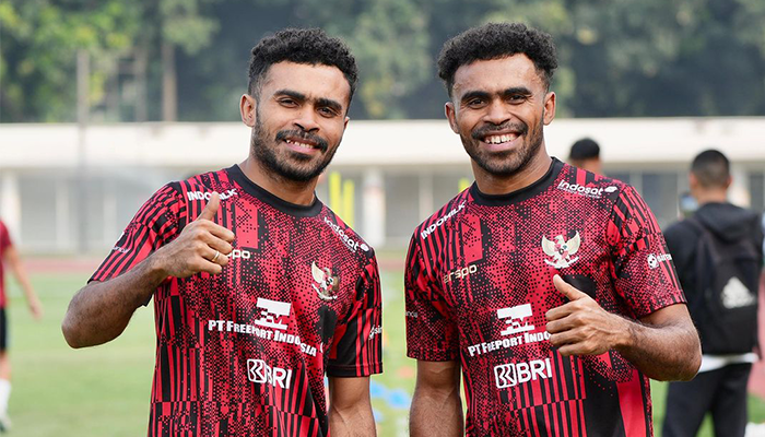 Duo Sayuri saat latihan di Timnas Indonesia.