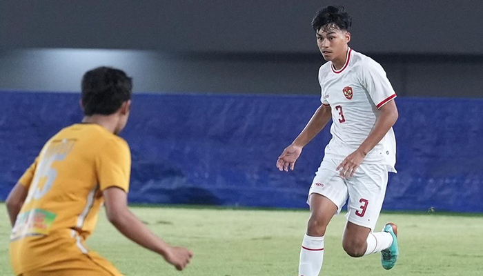 Diego Sinathrya saat menjalani laga ujicoba Timnas Indonesia.
