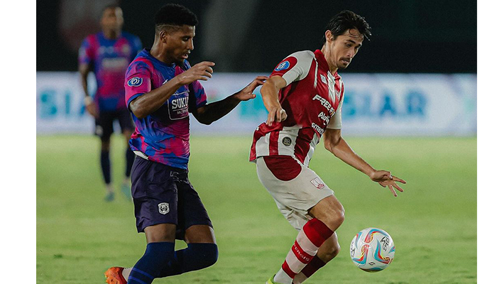 Aksi Gavin Kwan saat membela Persis Solo.
