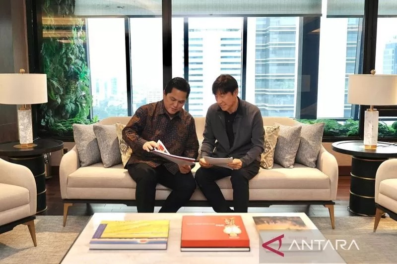 Pelatih timnas Indonesia Shin Tae-yong (kanan) ketika menemui Ketua Umum Persatuan Sepak Bola Seluruh Indonesia Erick Thohir (kiri) di Jakarta, Rabu (13/3/2024). ANTARA/HO-PSSI/aa.