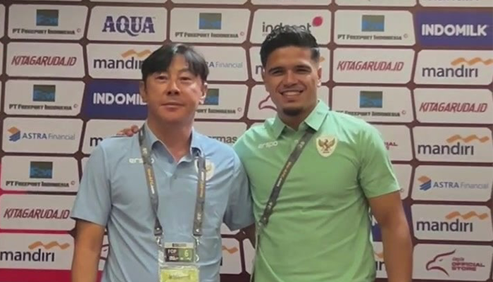 Potret Ragnar Oratmangoen bersama Coach STY.