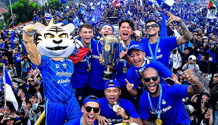 Para pemain Persib saat merayakan juara Liga 1 di Kota Bandung bersama masyarakat.