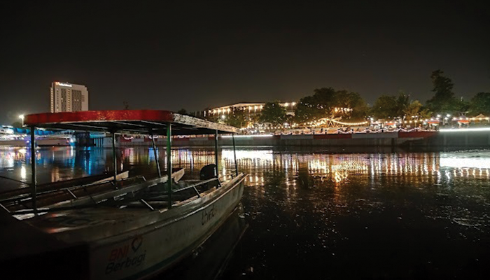 Wisata Naik Perahu Viral di Bendung Tirtonadi Solo.