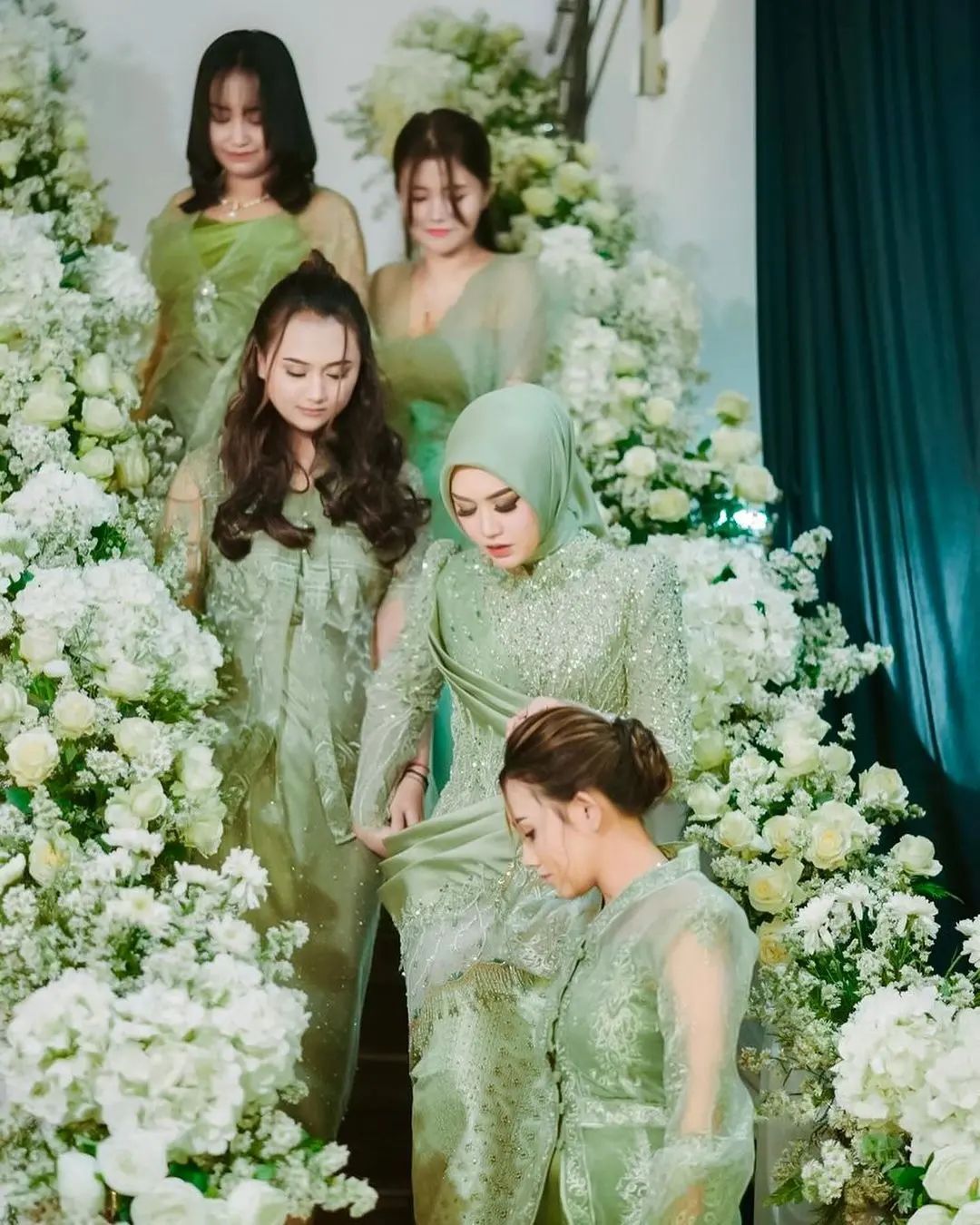 Happy Asmara dalam balutan gaun pernikahan hijau sage.