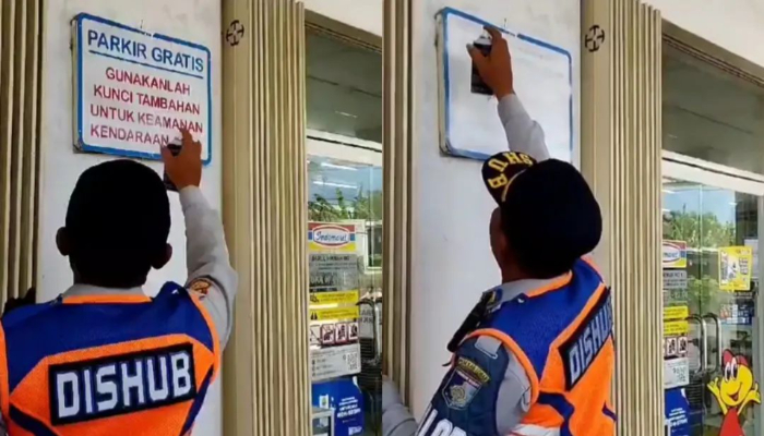 Viral video petugas Dishub hapus tulisan Prakir Gratis di Minimarket.