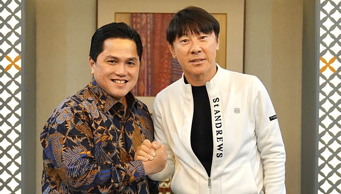 Shin Tae-yong berjabat tangan dengan Ketua PSSI Erick Thohir.