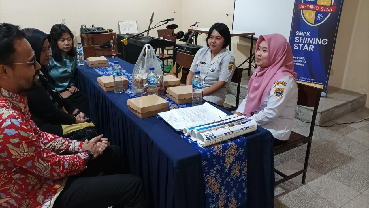 RG Sinologi FIB UNS Melakukan Pengembangan Buku Ajar Bahasa Mandarin di SMP Kristen Shining Star Sragen.
