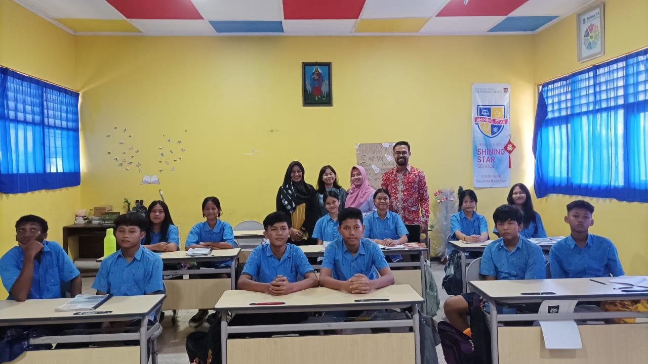Para murid di SMP Kristen Shining Star Sragen bersama  Tim peneliti RG Sinologi FIB UNS.