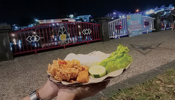 Ayam Geprek di Taman Tirtonadi.