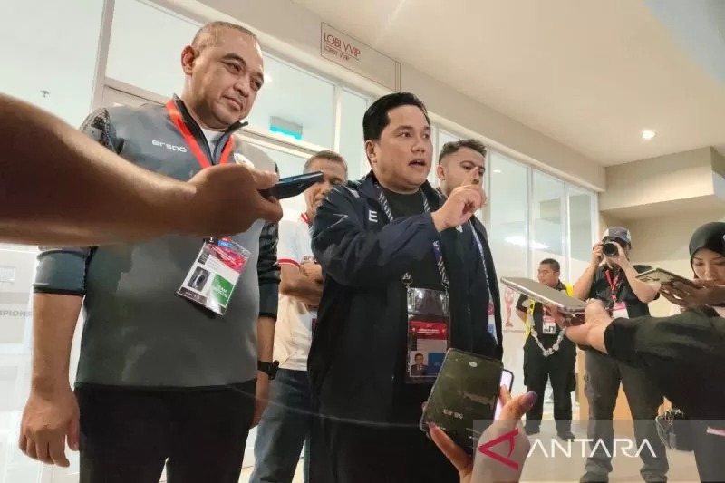 Ketua Umum PSSI Erick Thohir memberikan keterangan kepada wartawan di Solo, Jawa Tengah, Senin (1/7/2024).