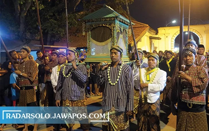 Suasana kirab malam 1 Suro di Pura Mangkunegaran.