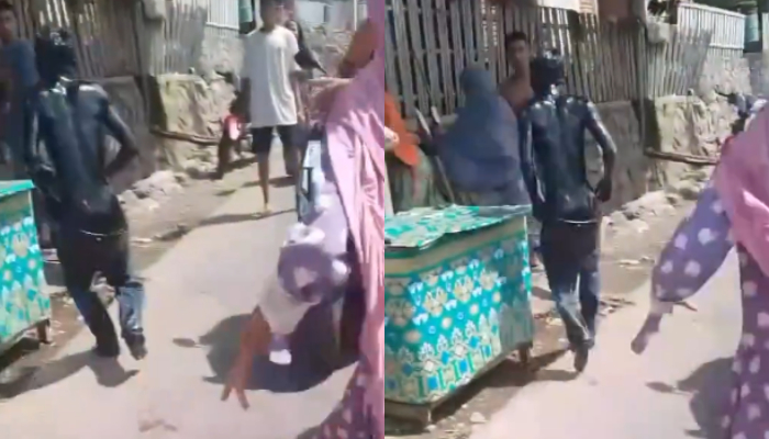 Penampakan seorang pria terbakar saat mengisi botol bensin di NTB.