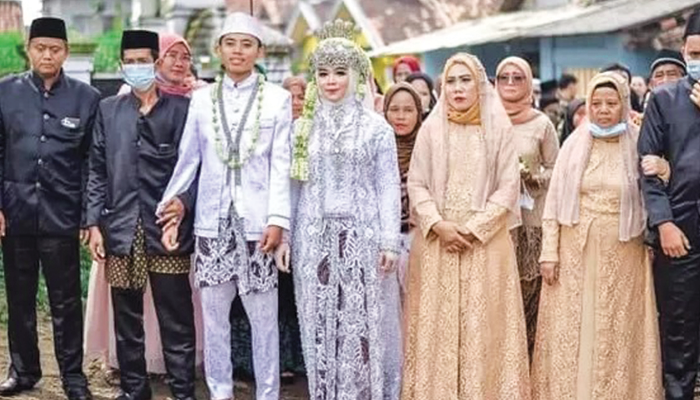 Rozy Zay Hakiki saat melangsungkan pernikahan dengan Norma Risma. Kini, Rozy dan Rihanah (ibu kandung Norma Risma), telah ditetapkan sebagai tersangka.