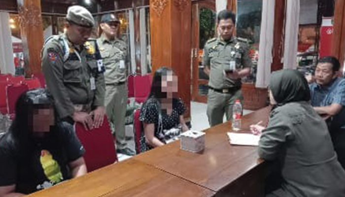 Tertangkap Razia Satpol PP Tiga PSK Digiring Masuk Panti Sosial.