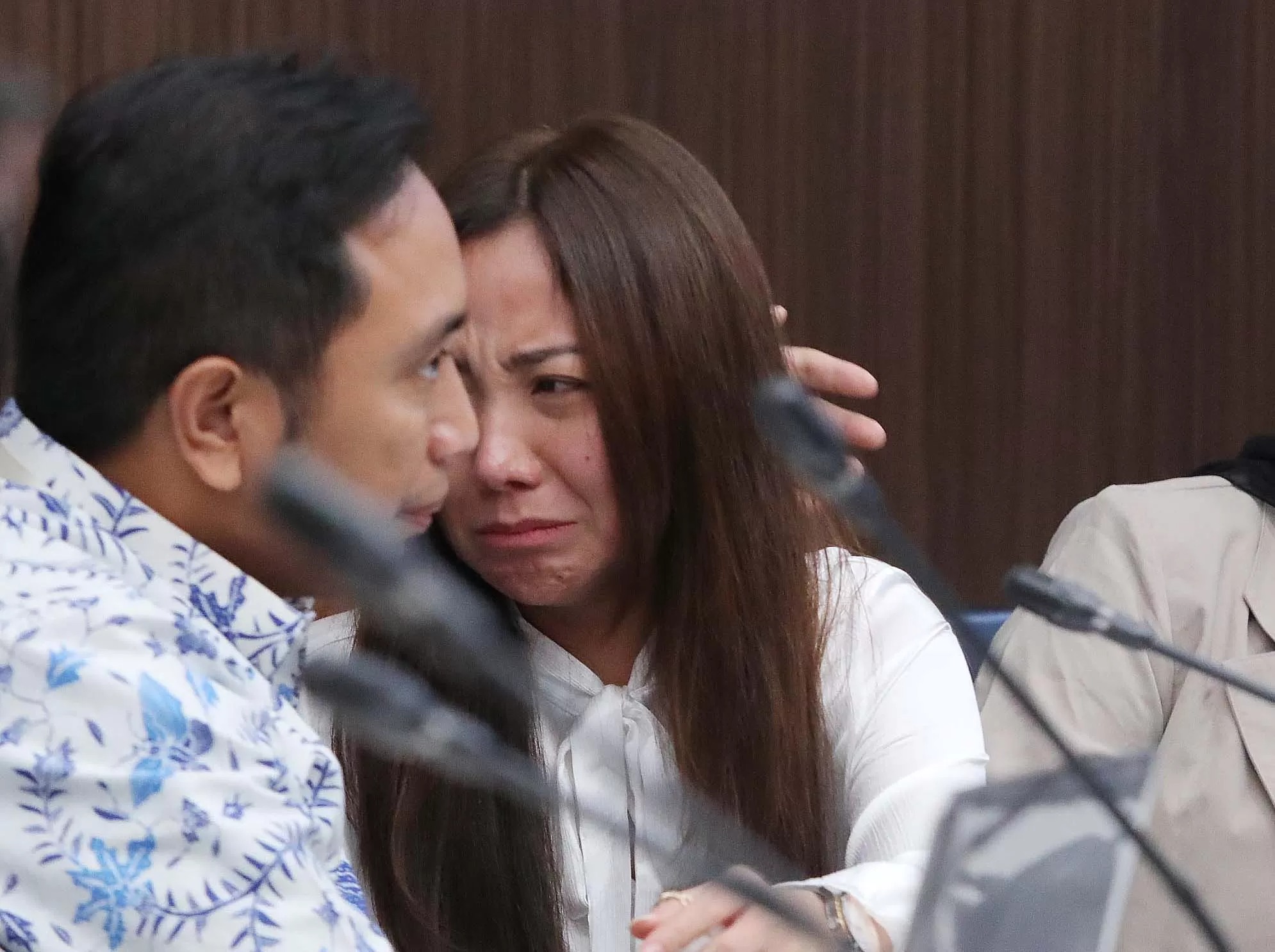 Cindra Aditi menangis saat hadiri sidang eks Ketua KPU RI Hasyim Asy