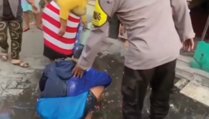 Seorang anak yang disiram air comberan usai terlibat gangster.