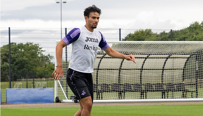 Nathan Tjoe-A-On di sesi latihan Swansea City.
