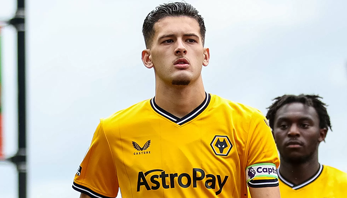 Justin Hubner saat menjadi kapten di Wolves U-21.