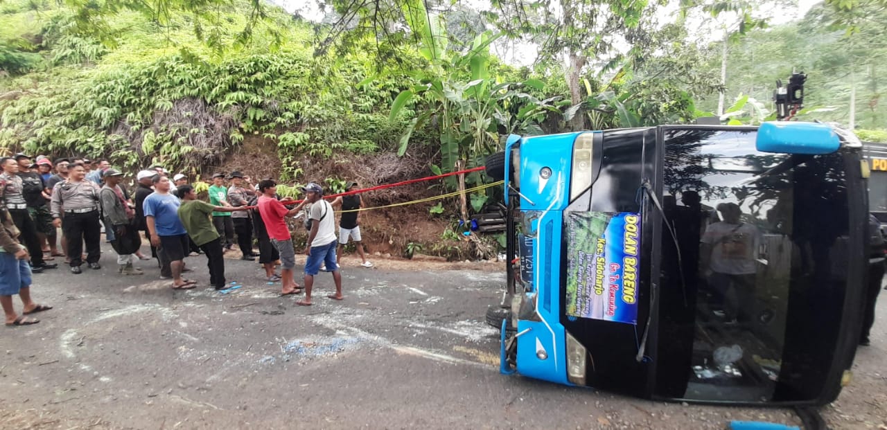Bus yang membawa rombongan PKK asal Sragen alami kecelakaan di Kemuning.