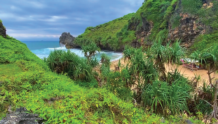 Pantai Ngrawah Gunung Kidul Yogyakarta.
