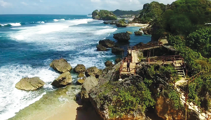 Pantai Ngrumput Hidden Gem di Gunung Kidul Yogyakarta.