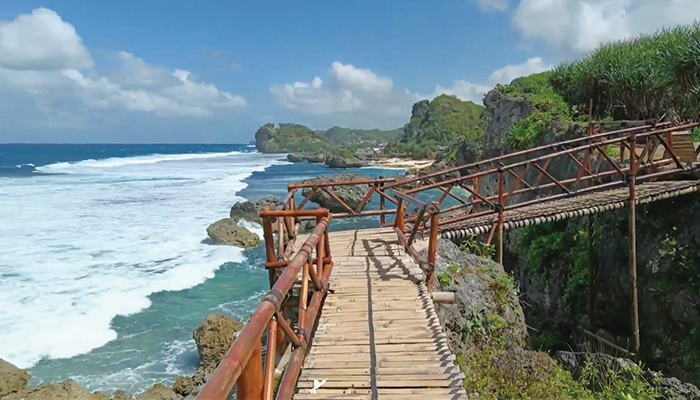 Pantai Ngrumput Hidden Gem di Gunung Kidul Yogyakarta.