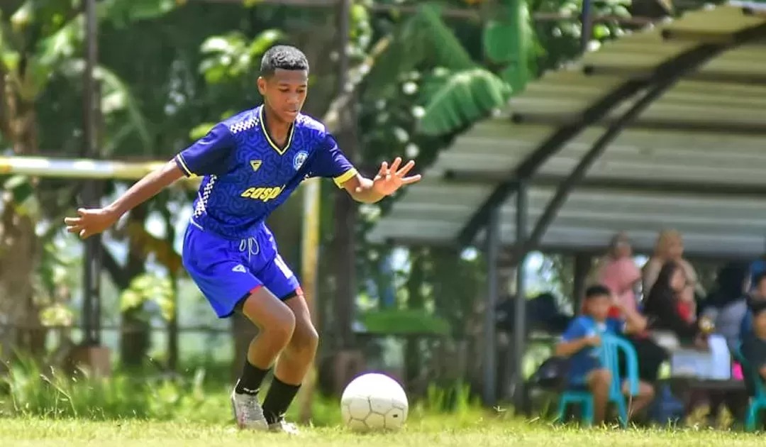 MENDUNIA: Fadly Alberto Hengga saat latihan di SSB Sukorejo Putra.