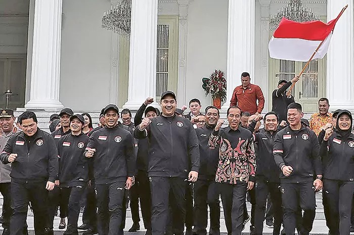 WAKIL MERAH PUTIH: Presiden Joko Widodo melepas kontingen Indonesia menuju Olimpiade Paris 2024 di halaman Istana Merdeka, Jakarta, kemarin (10/7).