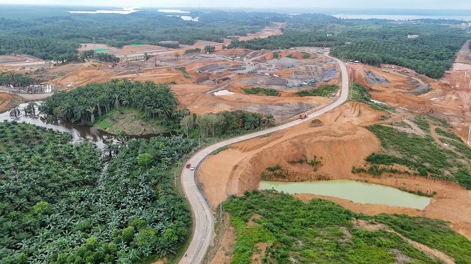 Proyek pembangunan di Ibu Kota Nusantara (IKN) dengan readymix jalan akses untuk Bandara VVIP IKN.