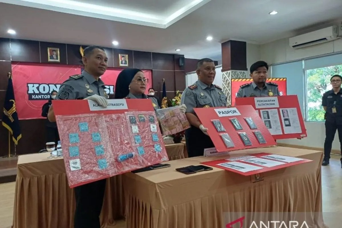 Kantor Imigrasi Kelas I Khusus Non TPI gelar jumpa pers soal kasus bisnis prostitusi online 6 WNA di Jakarta Barat pada Senin, 15 Juli 2024.