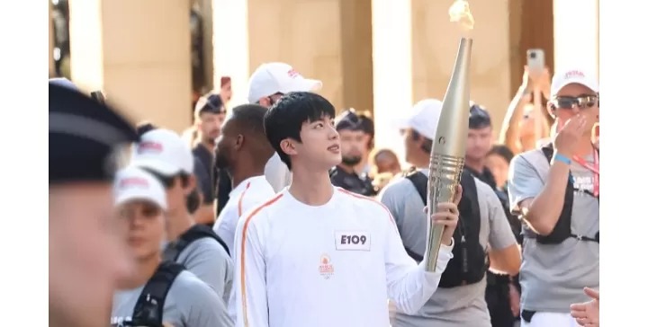 Kim Seok-jin BTS sat menjadi pembawa obor Olimpiade Paris 2024.