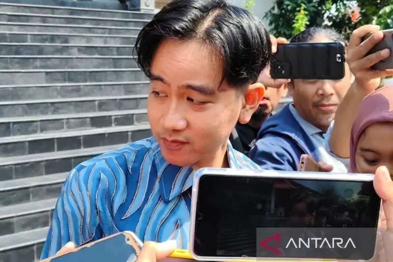 Gibran Rakabuming Raka memberikan keterangan kepada wartawan di Solo, Jawa Tengah, Senin (8/7/2024). (ANTARA/Aris Wasita)