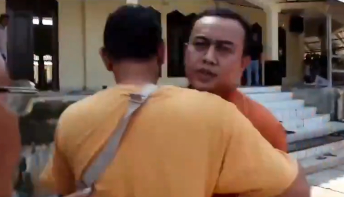 Video oknum lawyer ngamuk saat parkiran mobilnya di halaman masjid dibongkar warga.