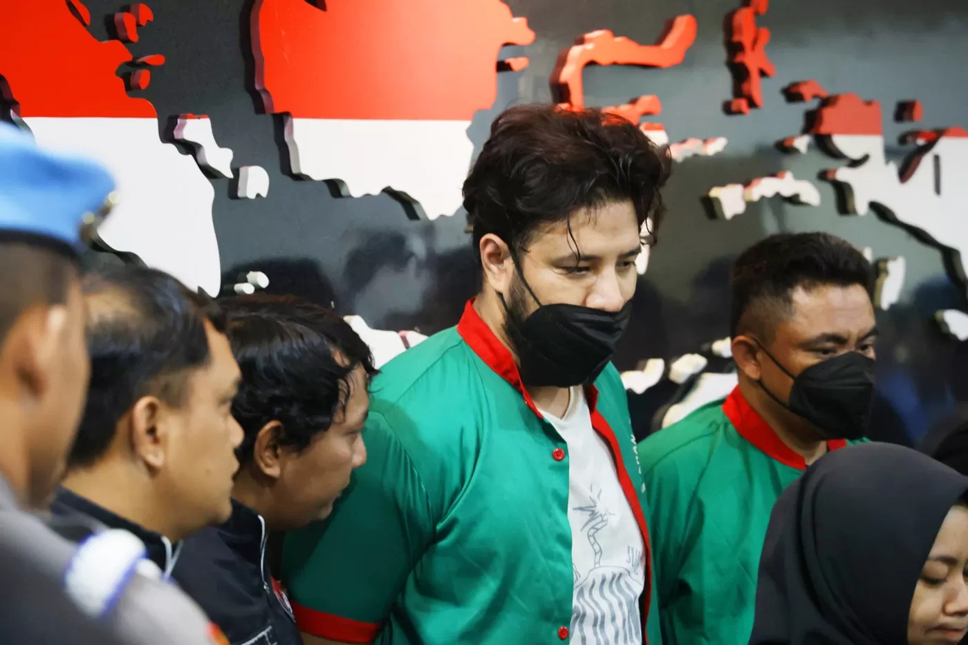 Artis Ammar Zoni berbaju tahanan saat gelar rilis di Polres Jakarta Barat, Jumat (15/12/2023).