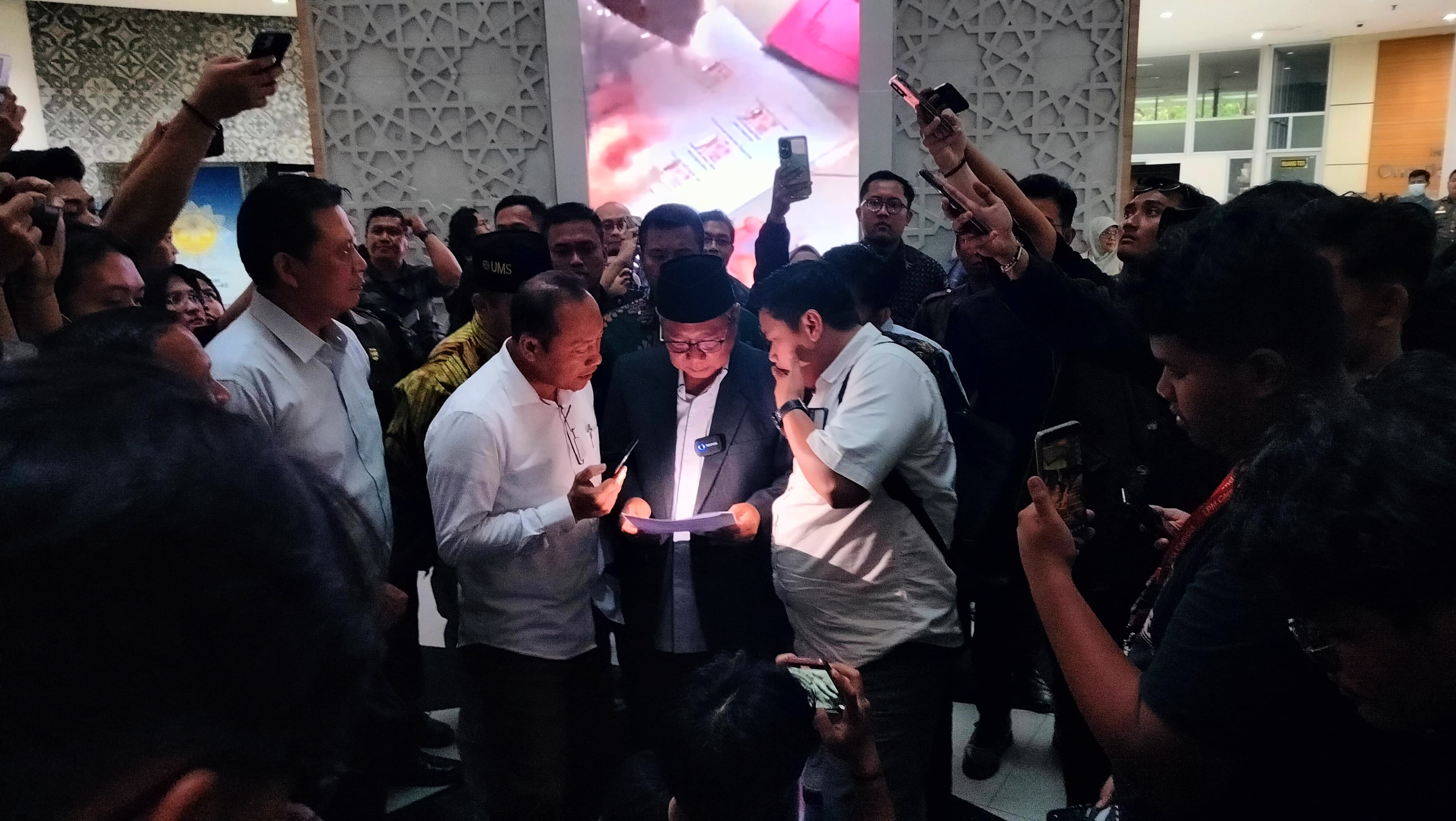 Rektor dan aliansi mahasiswa Universitas Muhammadiyah Surakarta (UMS) saat menandatangani Nota Kesepakatan dalam audiensi yang digelar pada Rabu, 17 Juli 2024.