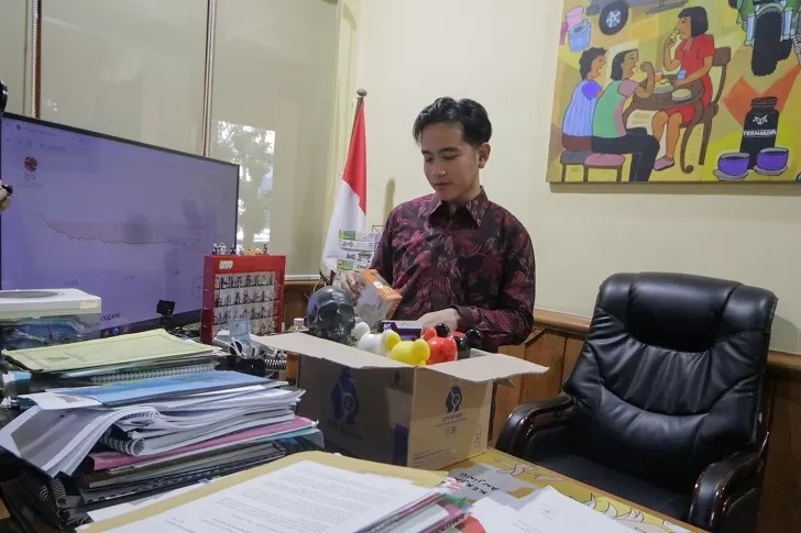Gibran Rakabuming saat mengemasi barang pribadinya setelah mengundurkan diri dari Wali Kota Solo.