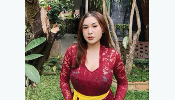 Audrey Davis saat kenakan kebaya merah.