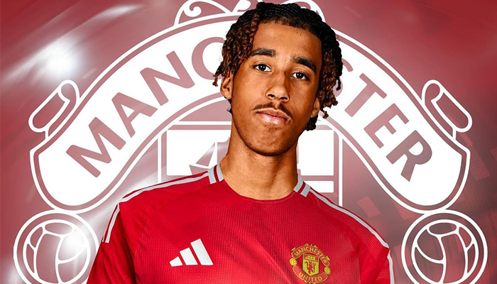 Leny Yoro, pemain baru Manchester United.