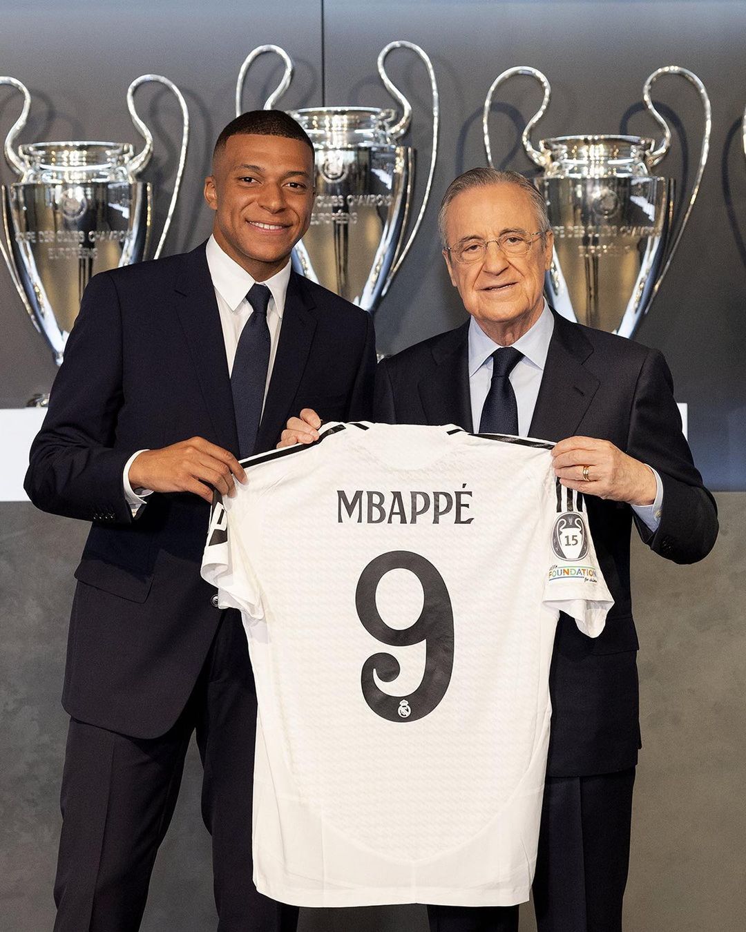 Foto perkenalan Kylian Mbappe (kiri) bersama Florentino Perez (kanan).