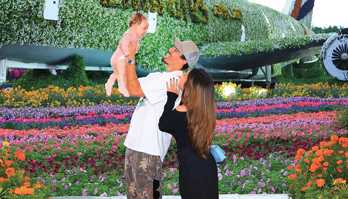 Kebersamaan Jennifer Coppen, Papa Dali dan Kamari.