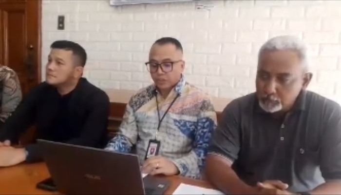 Aris Tokra Tomasoa, putra sulung Opa Hans dan Oma Rita muncul usai kabar meninggalnya kedua orangtuanya bikin geger publik.