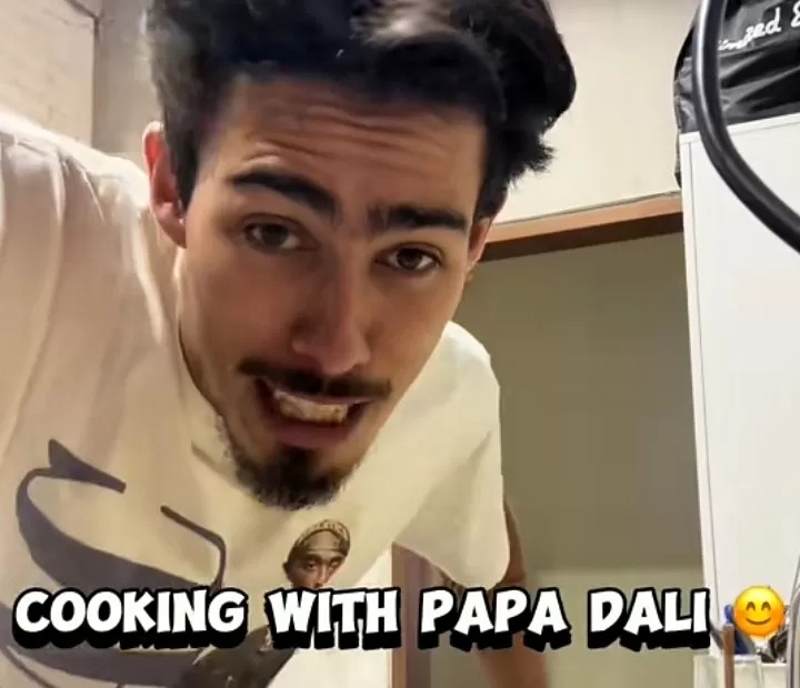 Dali Wassink saat memasak Chiken Mash Potato.