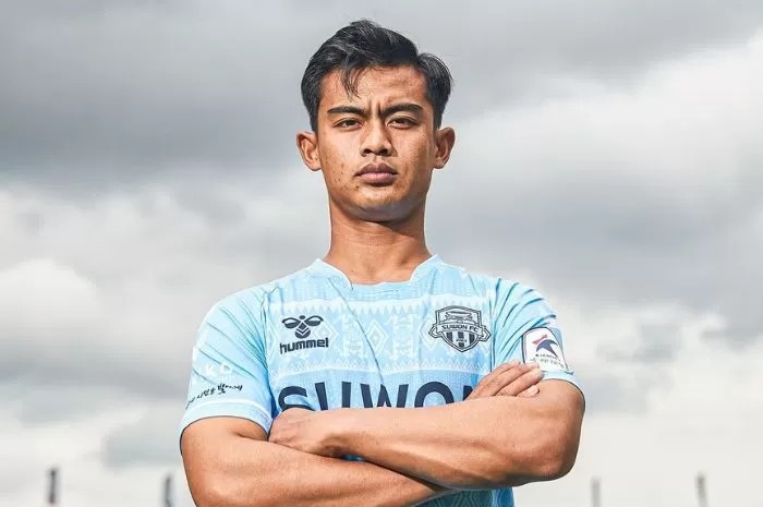 Pratama Arhan dalam sesi pemotretan jersey ketiga Suwon FC untuk musim 2024.